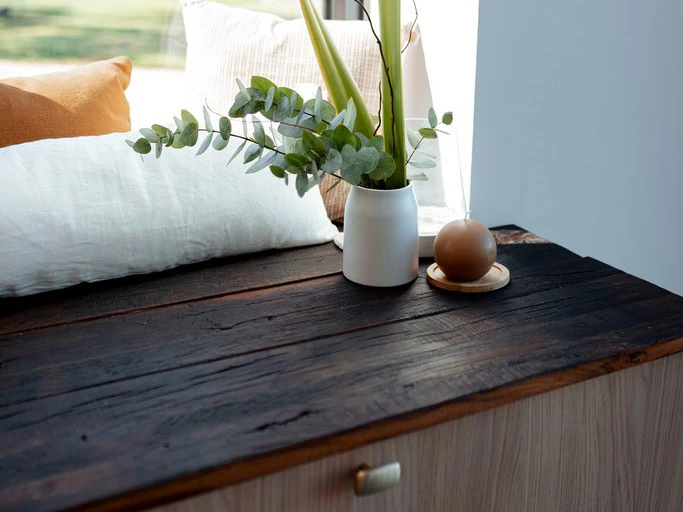 Atelier Auneau - Détails banquette en bois de cuvier